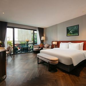 Le Premier Hotel & Rooftop Bar